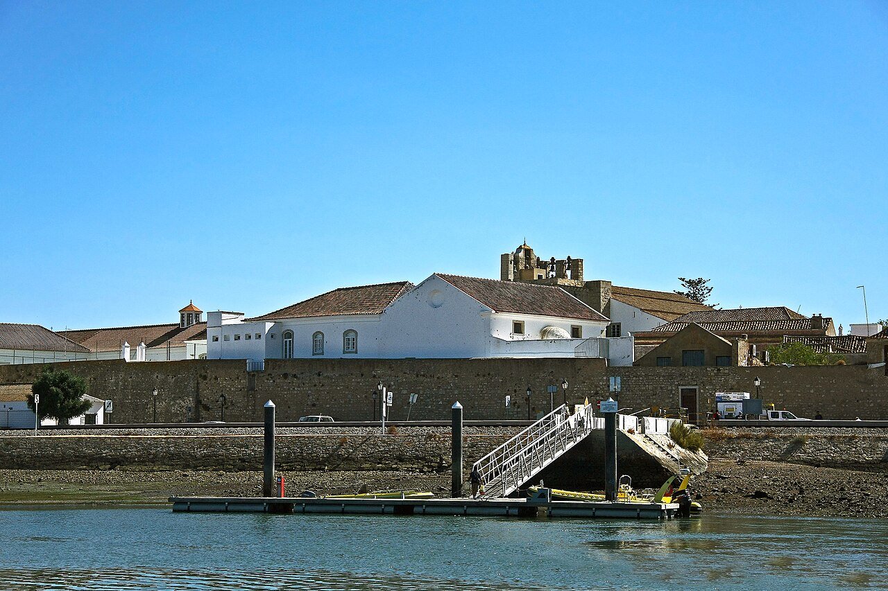 Costa com vento e salinidade para contexto tecnico de exterior.